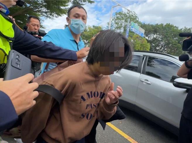 台中高分院21日上午审理5亿高中生案，结束时夏男不发一语离开，声援赖姓高中生的民眾，质问夏男「是否给赖上香？」，夏男数度扬言要对民眾提告，更出手怒扯下民眾口罩。（潘虹恩摄）