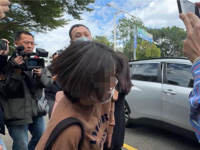 台中高分院21日上午审理5亿高中生案，结束时夏男不发一语离开，声援赖姓高中生的民眾，质问夏男「是否给赖上香？」，夏男数度扬言要对民眾提告，更出手怒扯下民眾口罩。（潘虹恩摄）