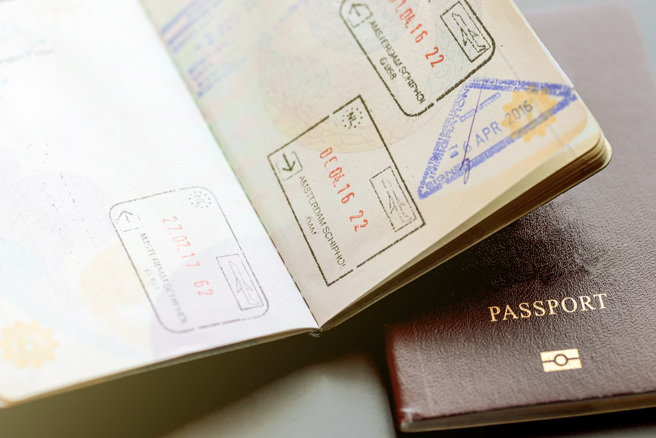 大陸一名工程師為了在護照上留下紀念，竟手繪了漏蓋的出境章，結果害慘自己。（示意圖：Shutterstock／達志）