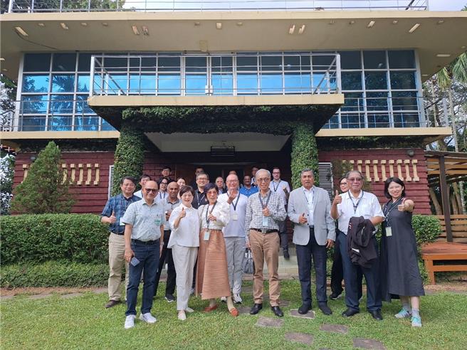 纺拓会率团前往孟加拉纺织服饰企业参访。（纺拓会提供）