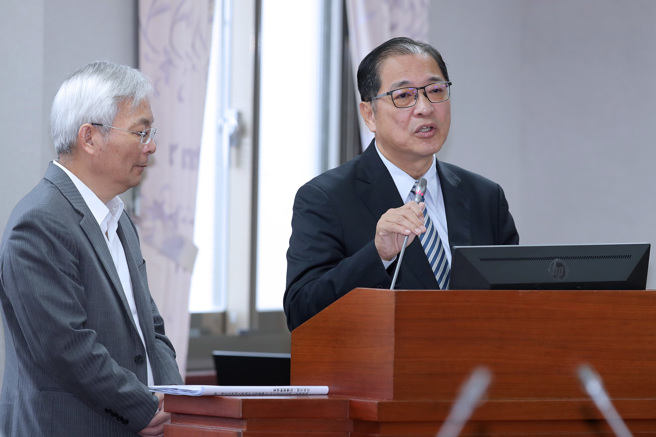 法務部長鄭銘謙（右）21日到立法院司法及法制委員會報告並備詢。（黃世麒攝）