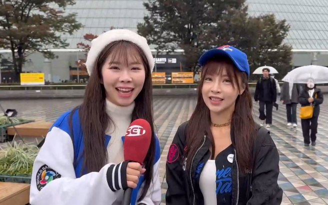 啦啦队女神挺进东京巨蛋，齐心应援中华队，左为赖可 右为倪安。(中天张良皓摄)