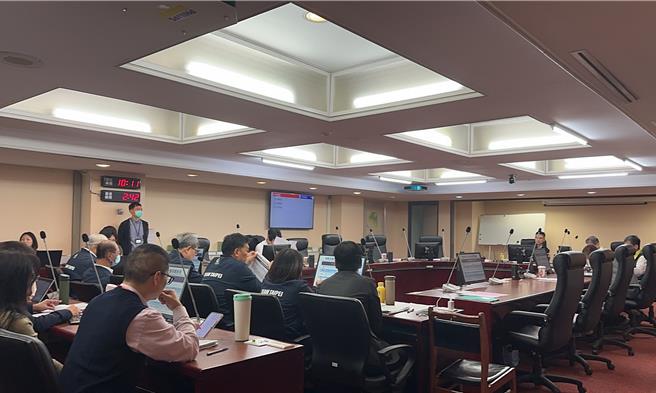 北市府21日針對台北市長蔣萬安日前訪美、第一殯儀館原址後續使用規畫等議題專案報告，不過遭議員質疑紙本報告提供太晚、沒新進度而遭退回。（丁上程攝）