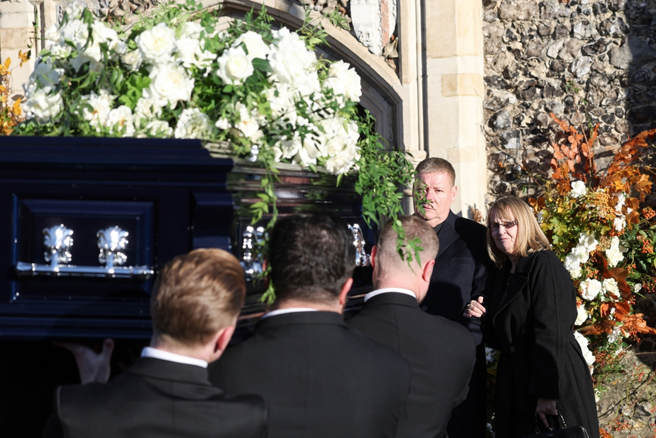 连恩的父母送别儿子灵柩。（图／达志影像）