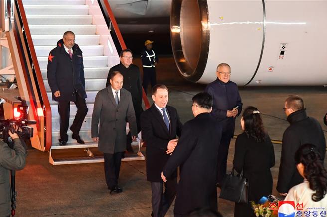 俄罗斯政府代表团17日抵达平壤。取自朝中社