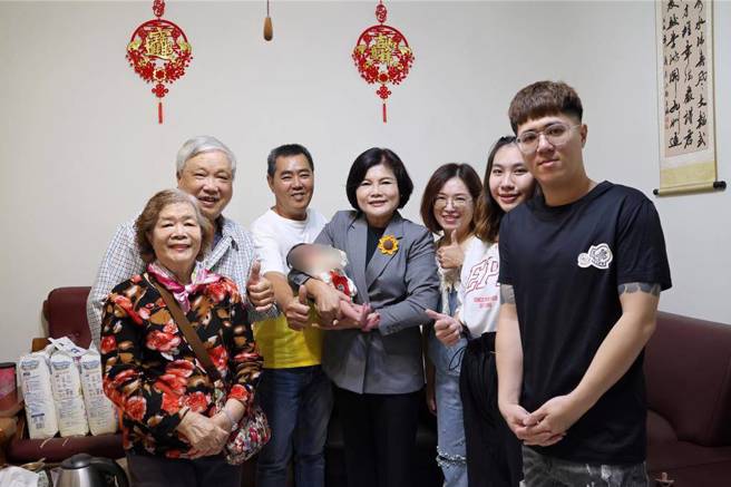 云林县政府「2年6亿催生增产-云林万宝龙」计画，今年新生儿突破6000人，县长张丽善（右四）21日前往莿桐乡恭喜第6000名龙宝宝的爸妈（右一与右二），鼓励大家在生育上「加速前进」。（张朝欣摄）