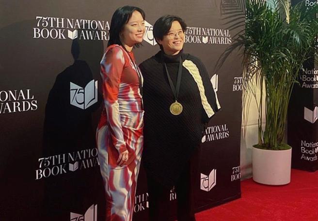 杨双子（右）与金翎（左）于颁奖典礼现场合影。（纽文中心提供／李怡芸台北传真）