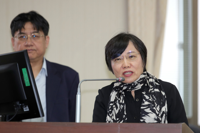 立法院內政委員會21日審查國土計畫法部分條文修正草案，內政部長劉世芳（右）備詢。左為國土管理署長吳欣修。（黃世麒攝）