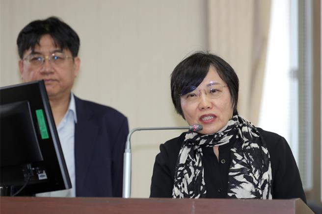 立法院内政委员会21日审查国土计画法部分条文修正草案，内政部长刘世芳（右）备询。左为国土管理署长吴欣修。（黄世麒摄）