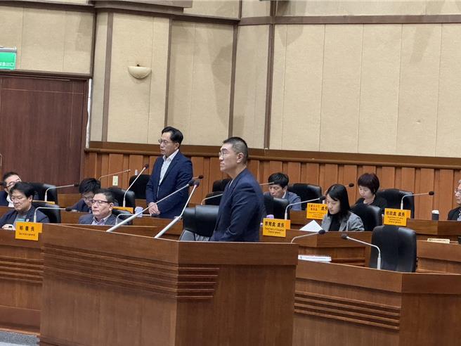 基隆市长谢国梁表示，基隆捷运二期行经安乐区他会「戴着钢盔」做合理评估，预计明年中可提供捷运路网规画报告。（徐佑升摄）