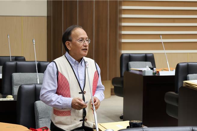 苗栗縣議員楊文昌21日在議會總質詢時抗議原住民禁伐補償被汙名化。（謝明俊攝）