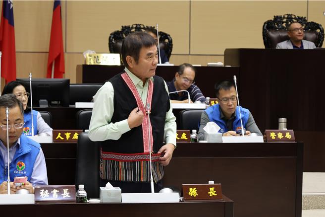 苗栗縣議員楊文昌21日在議會總質詢時抗議原住民禁伐補償被汙名化，苗栗縣長鍾東錦特意穿上泰雅族背心答詢表示他贊同禁伐補償。（謝明俊攝）