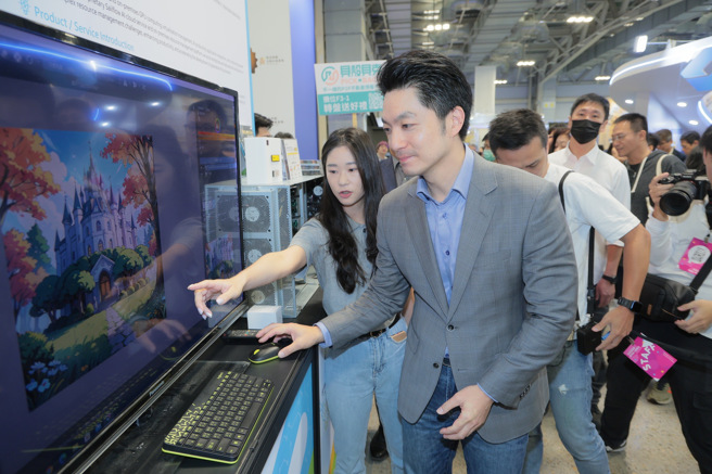 台北市长蒋万安（前右）21日到花博争艷馆参观2024 Meet Taipei创新创业嘉年华，体验现场互动装置。（郭吉铨摄）