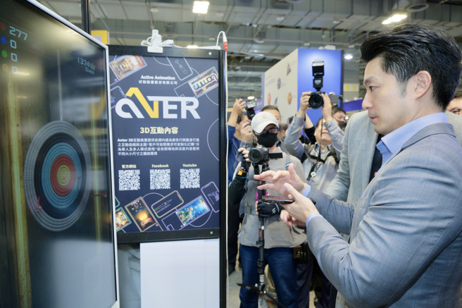 台北市长蒋万安（前右）21日到花博争艷馆参观2024 Meet Taipei创新创业嘉年华，体验现场互动装置。（郭吉铨摄）