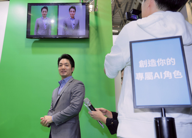 台北市长蒋万安（左）21日到花博争艷馆参观2024 Meet Taipei创新创业嘉年华，体验现场互动装置，创造出个人专属的AI角色。（郭吉铨摄）