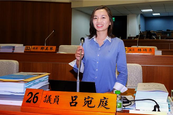 縣議員呂宛庭21日質詢修復完成的歷建，多沒有人力管理，預約參觀也常沒人接電話，被匡列歷建的土地很難解列及運用，反影響地方發展。（羅浚濱攝）