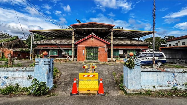 縣議員呂宛庭21日質詢時，質疑被匡列為歷建的照門派出所若完成修復，不知有何亮點能吸引遊客來拍照打卡。（羅浚濱攝）