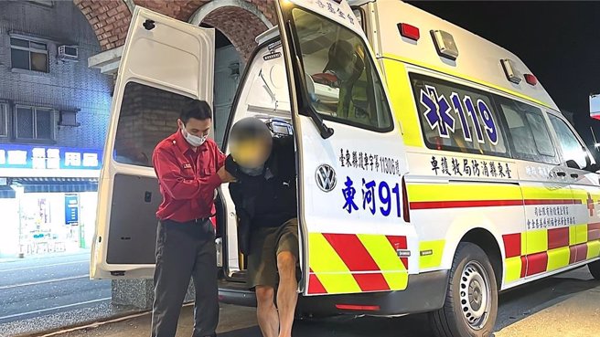 65歲梁姓男子與妻子夜間外出散步，不慎踩到蛇，左腳被咬傷，緊急送醫治療。（蕭嘉蕙攝）