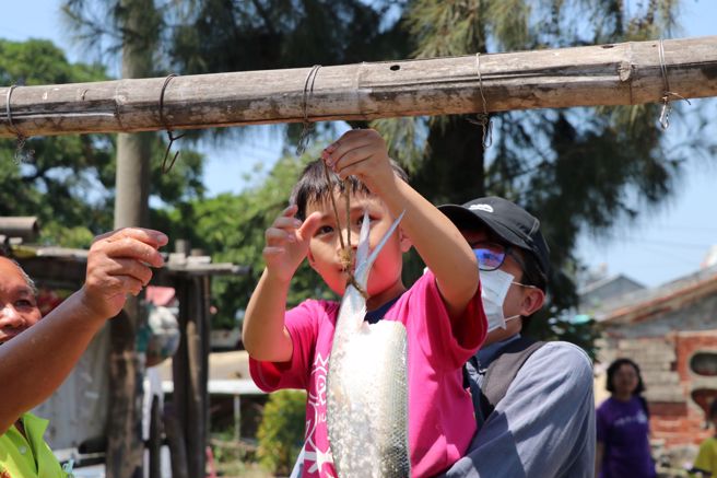 南大永续故事-为偏乡而教：虱目鱼养殖管理。(照片/南大提供)