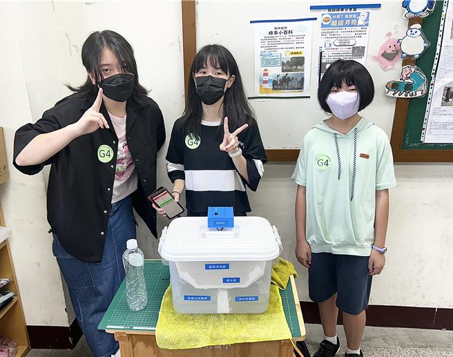 為減少蔬果上的農藥殘留，苓雅國中3位女學生設計清洗蔬果小能手，勇奪高雄市「Maker創意發明競賽」國中組第一名。（教育局提供／紀爰高雄傳真）