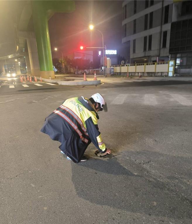 桃园市芦竹警分局芦竹交通分队警员日前执行巡逻勤务，行经南工路时，发现一自小客车，故障停在路边，员警见状上前关心，柯姓女驾驶向员警表示车辆行经南工路与芦兴街口时，压过人孔盖而爆胎，员警随即前往该处查看，发现该路口有一处人孔盖疑似遭车辆辗压而与基座分离，为避免后续往来人车发生危险，员警立即以胶布将人孔盖黏贴固定，避免车辆辗压而弹开，并通报相关单位到场维修。（翻摄照片）
