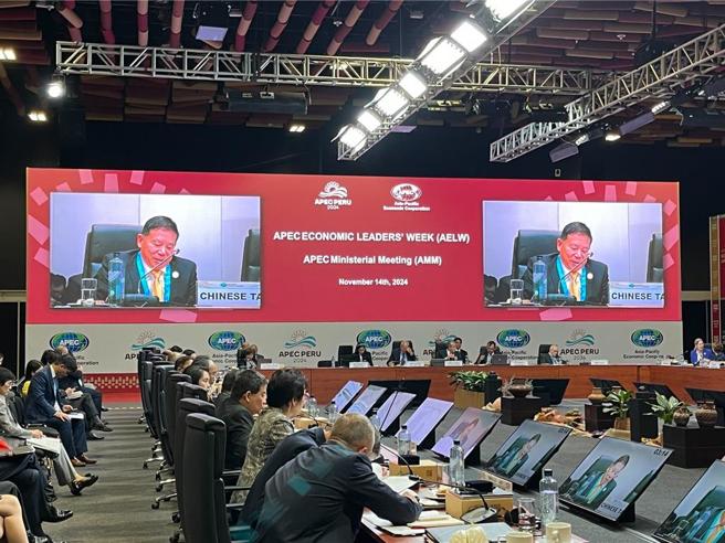 行政院政務委員兼國發會主委劉鏡清在2024亞太經濟合作經濟會議上發言。圖／國發會提供