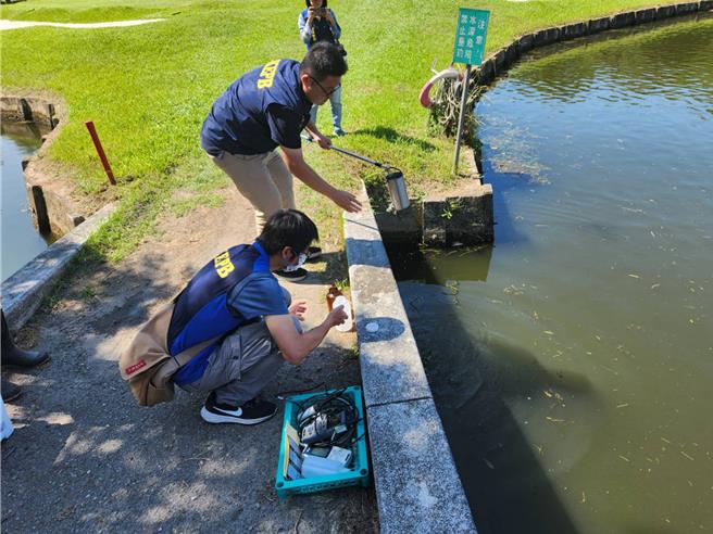 高市府工务局及环保局日前联合稽查取水样，查获高雄高尔夫球场违规使用农药，重罚100万元。（高市环保局提供／柯宗纬高雄传真）