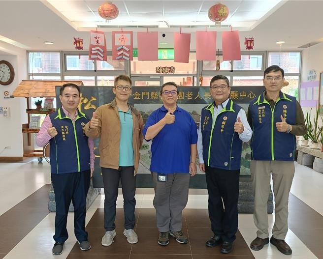 金門縣榮民服務處長劉信義(右二)今日率所屬前往拜會大同之家、松柏園老人長期照顧中心及福田家園，期透過彼此之經驗交流，共同照顧住民生活。(圖／金門縣榮服處提供)