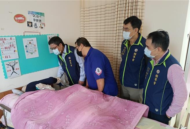 金門縣榮民服務處長劉信義(左二)今日率所屬前往拜會大同之家、松柏園老人長期照顧中心及福田家園，期透過彼此之經驗交流，共同照顧住民生活。(圖／金門縣榮服處提供)