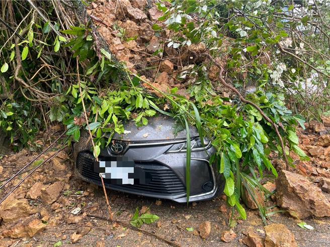 基隆市中正区正滨路116巷，在阿根纳造船厂遗址旁的山壁21日中午土石滑落，将停在路旁的黑灰色轿车掩埋，幸好无人伤亡。（中正区公所提供／徐佑升基隆传真）