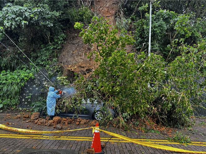 基隆市中正区正滨路116巷，在阿根纳造船厂遗址旁的山壁21日中午土石滑落，将停在路旁的黑灰色轿车掩埋，幸好无人伤亡。（中正区公所提供／徐佑升基隆传真）