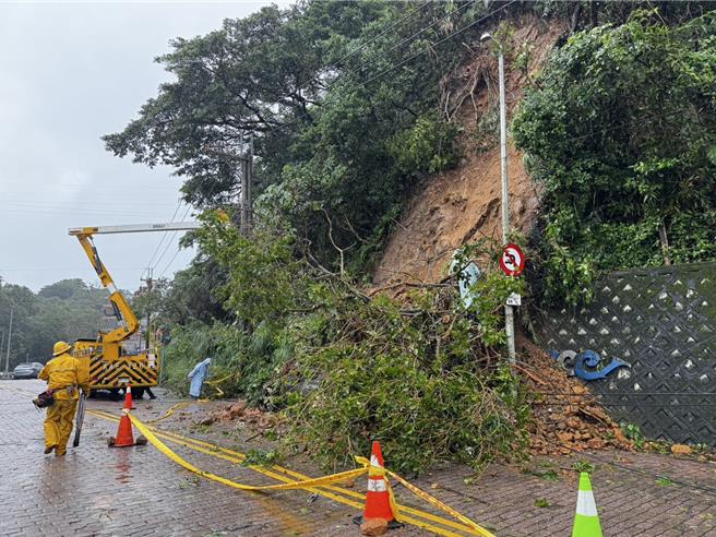 基隆市中正区正滨路116巷，在阿根纳造船厂遗址旁的山壁21日中午土石滑落，将停在路旁的黑灰色轿车掩埋，幸好无人伤亡。（中正区公所提供／徐佑升基隆传真）