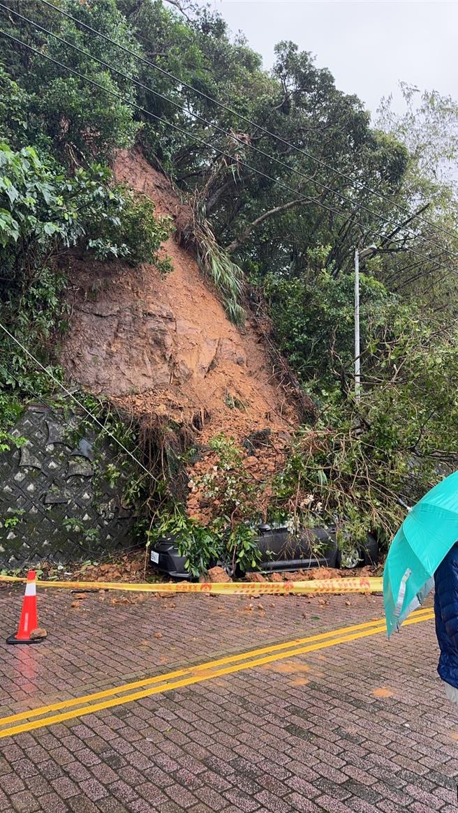 基隆市中正区正滨路116巷，在阿根纳造船厂遗址旁的山壁21日中午土石滑落，将停在路旁的黑灰色轿车掩埋，幸好无人伤亡。（中正区公所提供／徐佑升基隆传真）