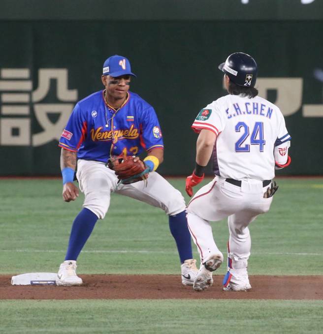 陳傑憲（右）在4局上敲安後，試圖攻佔二壘卻出局。（趙雙傑攝）