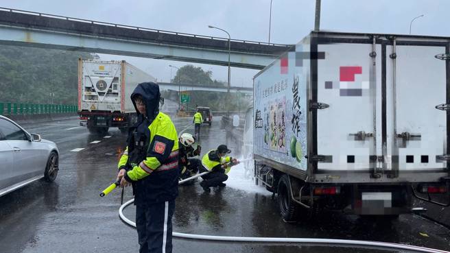 台62快速道路东向5.5公里处，一辆自小货车疑似起火。（图警方提供／简铭柱翻摄）