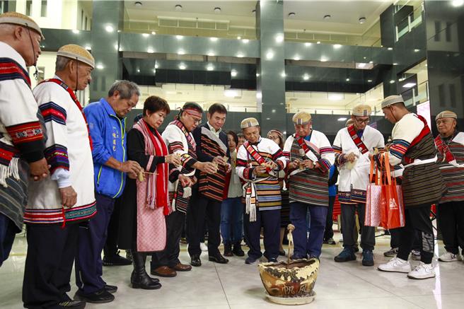 泰雅族头目带领苗栗县长锺东锦（左六）、泰安乡长陈吉基（左五）及与会来宾向东方祈祷祖灵的保佑。（吕丽甄摄）