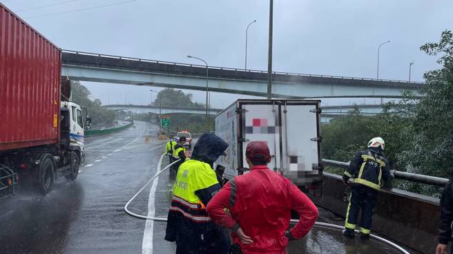 台62快速道路东向5.5公里处，一辆自小货车疑似起火。（图警方提供／简铭柱翻摄）