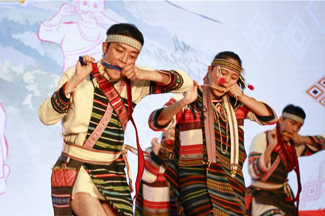 泰雅族表演团体--传源文化艺术团与泰兴国小学生带来的开场舞。（吕丽甄摄）