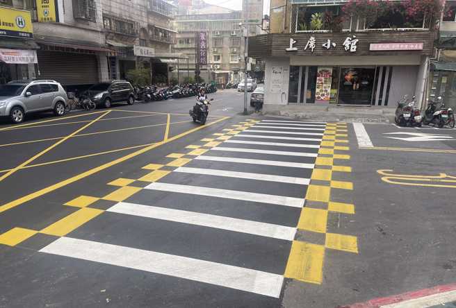 有网友在路上看到特别的斑马线，引起讨论。（翻摄自 路上观察学院脸书）