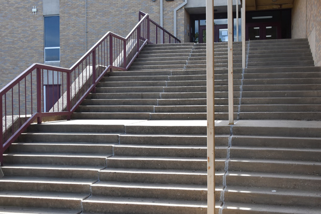 大陸甘肅蘭州交通大學一對情侶躲在露天樓梯親熱，未料全被在對面教室上課的學生看光。（示意圖：Shutterstock／達志）
