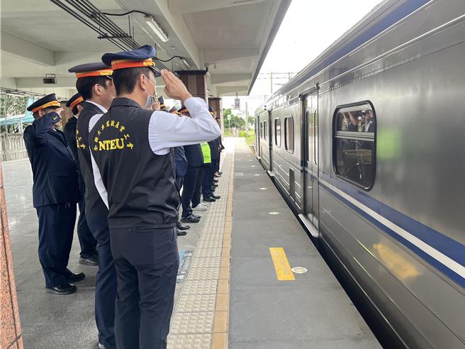 台铁公司54岁林姓机车长20日突猝死在区间列车驾驶座，台铁今天下午2时30分在花莲火车站安排区间车专列送他回老家宜兰。（民眾提供／罗亦晽花莲传真）