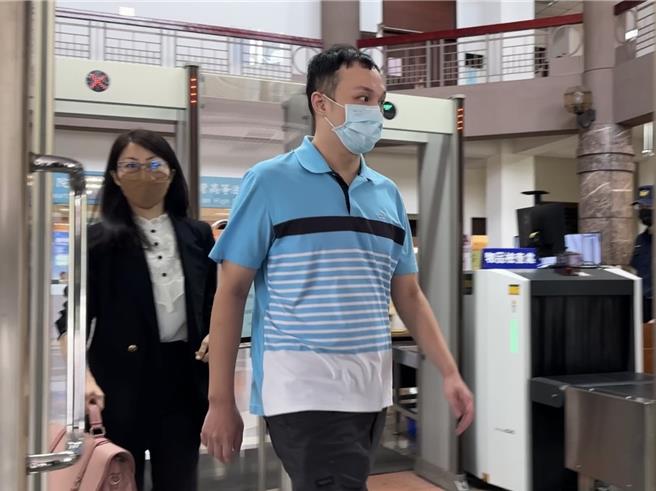 台中高分院21日上午審理五億高中生案，夏姓配偶出庭表示自己身背「兩根刺」，1根是來自殺人指控，1根是來自財產未拋棄繼承，若2根刺不除，不覺得可受到公平審判。（潘虹恩攝）