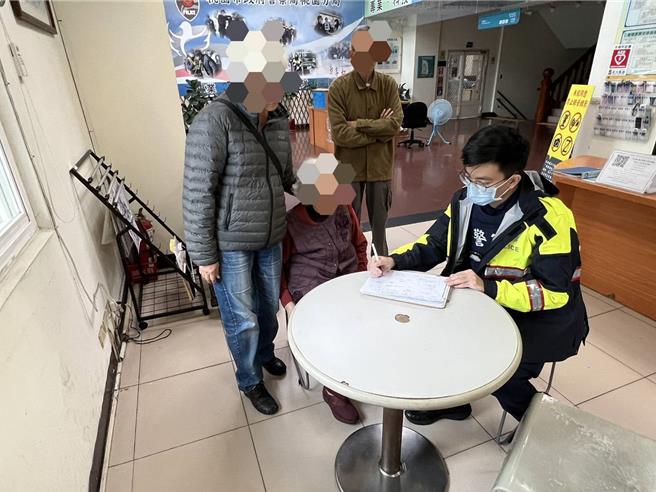 桃园警察分局埔子派出所今天接获永安路某槟榔摊员工报案，表示有位老太太疑似迷途推着轮椅在附近徘徊，请警方到场协助处理。警方发现老太太独自离家，找不到回家的路，所幸员警确认其身分，通知家人带回。（翻摄照片）
