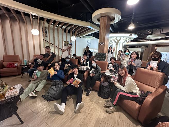 守夜人日前舉辦深夜漫畫店快閃活動。（放飛音樂提供）