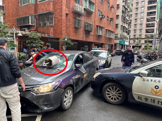 警方围捕诈团车手竟遭衝撞，警方利用路旁水泥桶破窗，顺利逮捕2名车手。（翻摄画面）