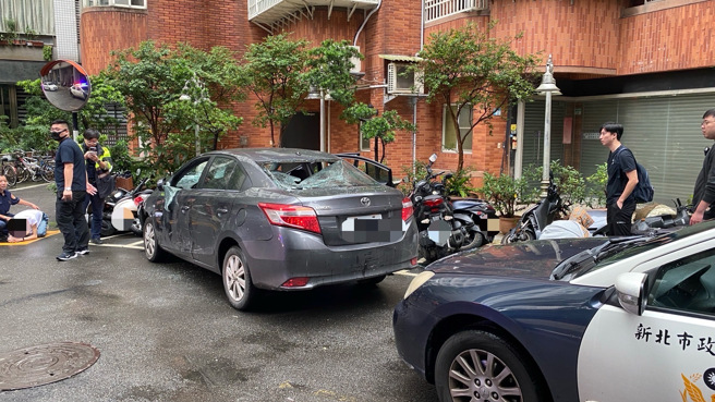 警方围捕诈团车手竟遭衝撞，警方利用路旁水泥桶破窗，顺利逮捕2名车手。（翻摄画面）