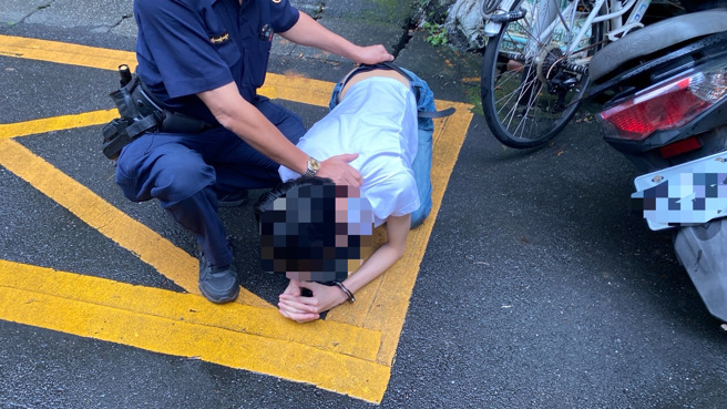 警方围捕诈团车手竟遭衝撞，警方利用路旁水泥桶破窗，顺利逮捕2名车手。（翻摄画面）