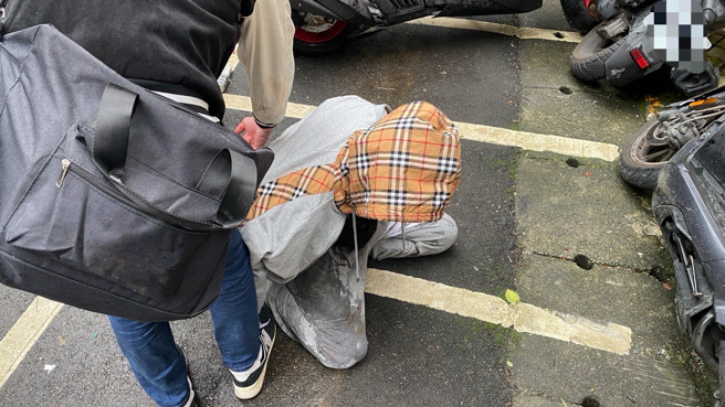 警方围捕诈团车手竟遭衝撞，警方利用路旁水泥桶破窗，顺利逮捕2名车手。（翻摄画面）