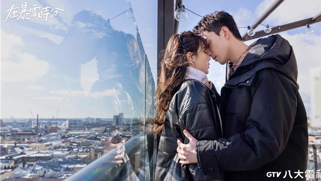 吳磊（右）與趙今麥冰天雪地煲愛，自評《在暴雪時分》甜度9.9分。（八大提供）