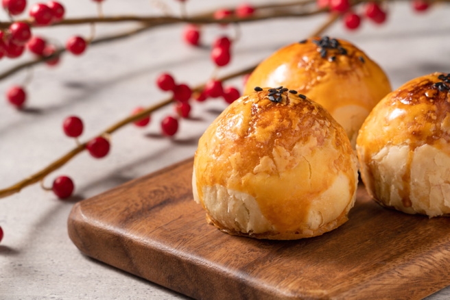 近日多家糕餅店都調漲蛋黃酥價格。（示意圖：shutterstock／達志）